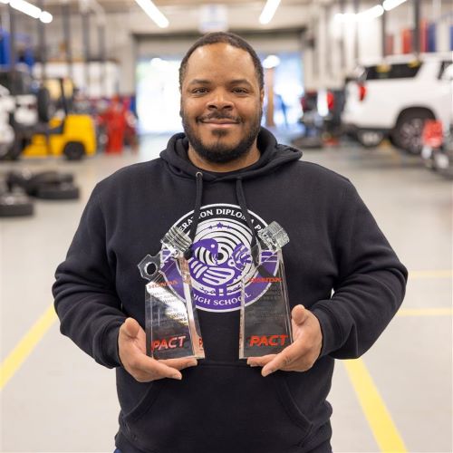 Rashawn Smith holding his Honda Challenging Spirit Awards.